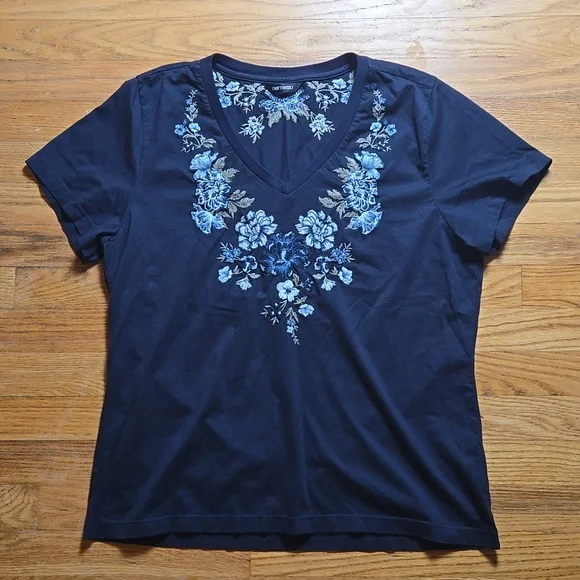 Driftwood Jeans navy blue floral embroidered v-neck tee - Picture 3 of 8